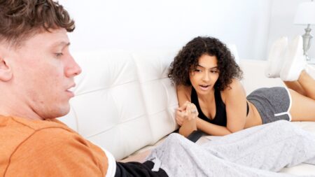 Kıvırcık saçlı kız sert penisi indirmek için adama yardımcı oluyor