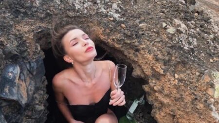 Spor sonrası balkonda azgın kadın amını parmaklıyor