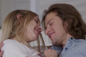 Mini Şortlu Sarışın Koltukta Adamın Üzerine Sikişmek İçin Atlıyor