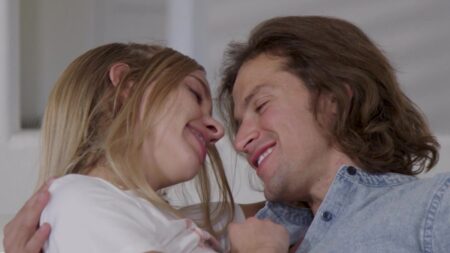 Mini Şortlu Sarışın Koltukta Adamın Üzerine Sikişmek İçin Atlıyor